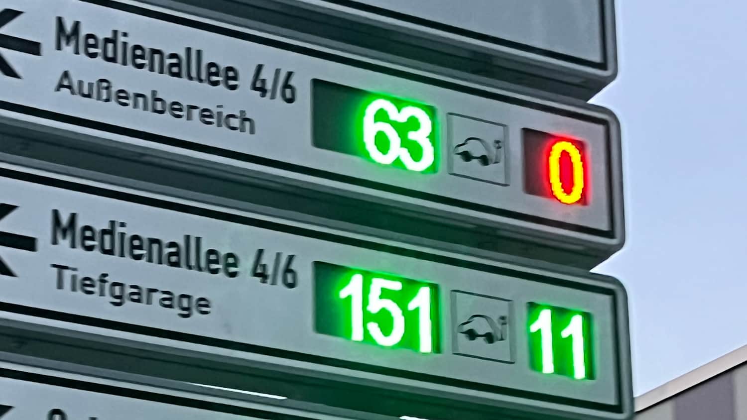 Digitales Parkleitsystem mit Echtzeit-Information für E-Autofahrer