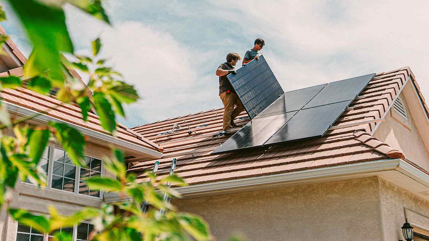 PV-Anlage, die von zwei Handwerkern auf einem Dach neu montiert wird.