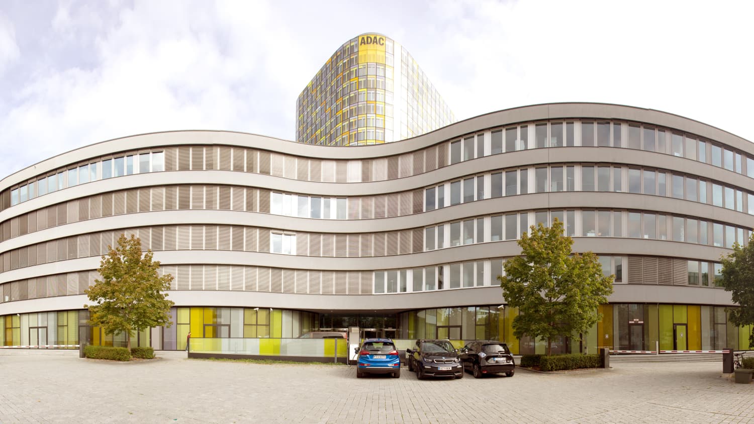 Vor dem ADAC Gebäude parken 3 Elektroautos, denn dort ist zur Förderung der Elektromobilität eine E-Ladestation aufgebaut.