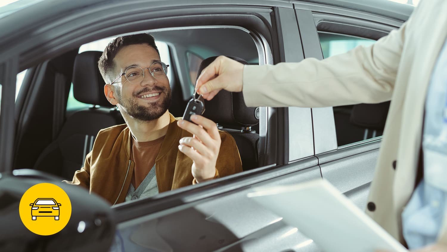 Ein Mann in einem schwarzen Auto, erhält den Autoschlüssel durch das Autofenster, weil er die Voraussetzungen des Auto-abo erfüllt.