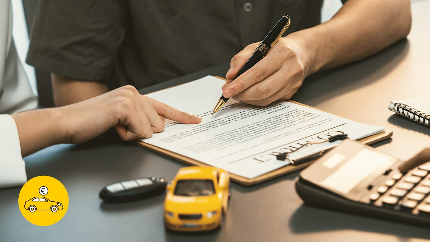 Zwei Personen sitzen an einem Tisch. Eine hält einen Stift über einem Vertrag, die andere erklärt die Voraussetzungen der Vario-Finanzierung