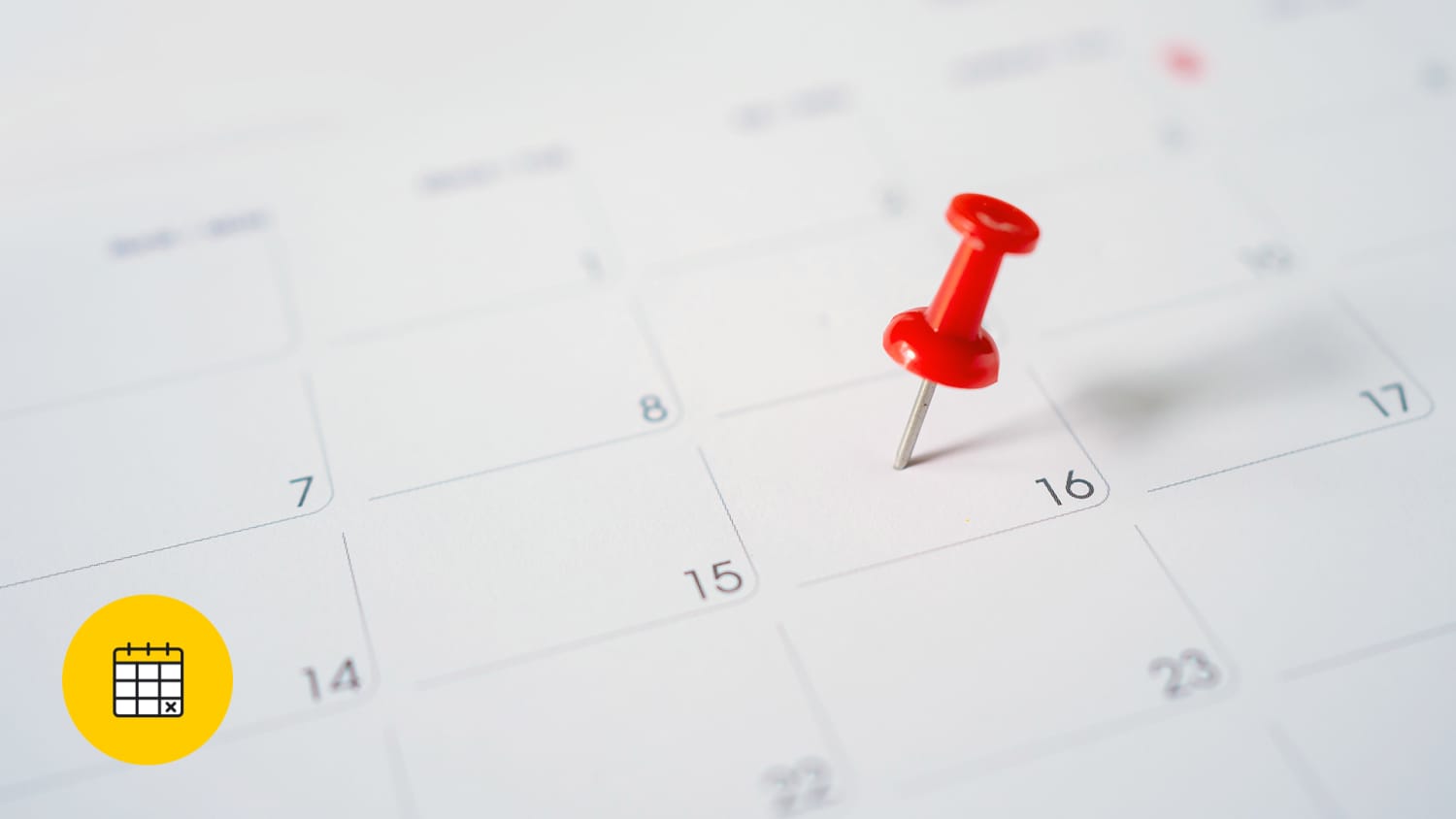 Eine rote Pin-Nadel steckt in einem weißen Kalender und symbolisiert die Lieferzeiten für Neuwagen.