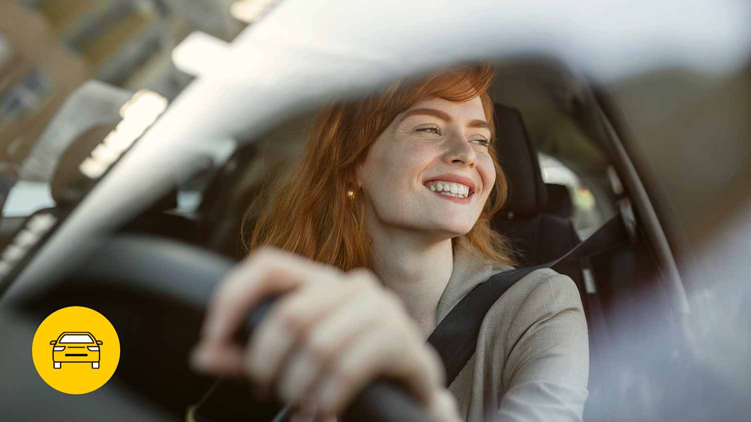 Eine lächelnde Frau sitzt am Steuer eines Autos, weil sie die schnelle Alternative zu den Auto Lieferzeiten kennt