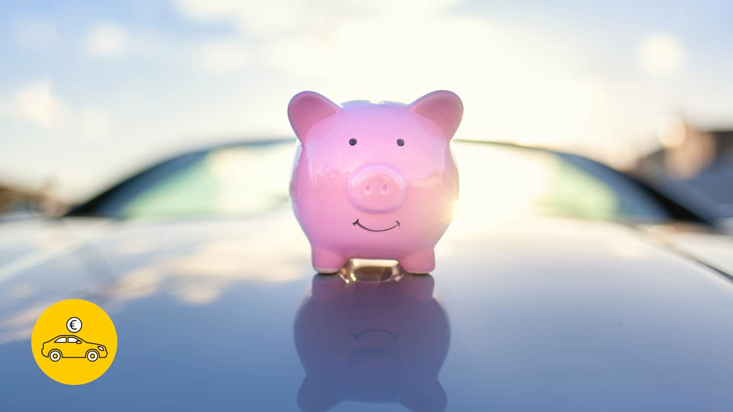 Ein pinkes Sparschwein steht auf der Motorhaube eines Autos, denn man kann beim leasing sparen