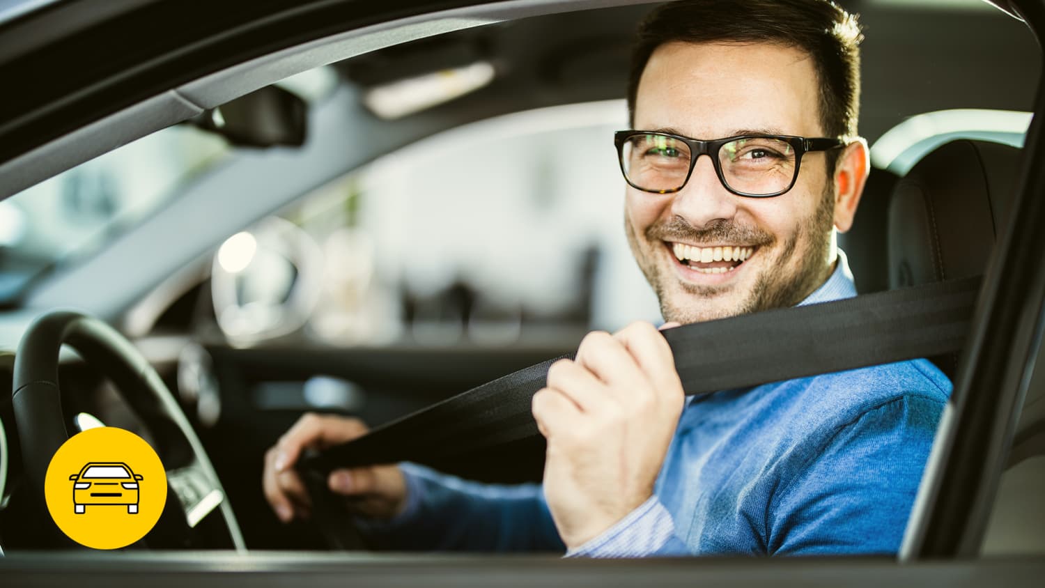Mann sitzt lächelnd hinter dem Steuer eines Autos und schnallt sich an, nachdem sein leasing ohne Anzahlung funktioniert hat