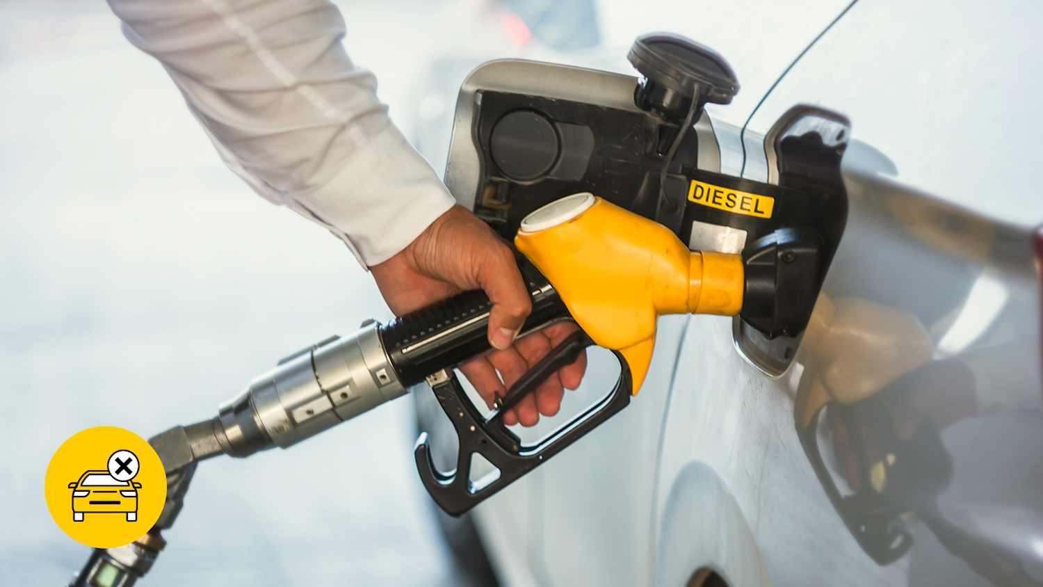 Eine Hand betankt ein weißes Leasing Auto mit Diesel nach den Fahrverboten