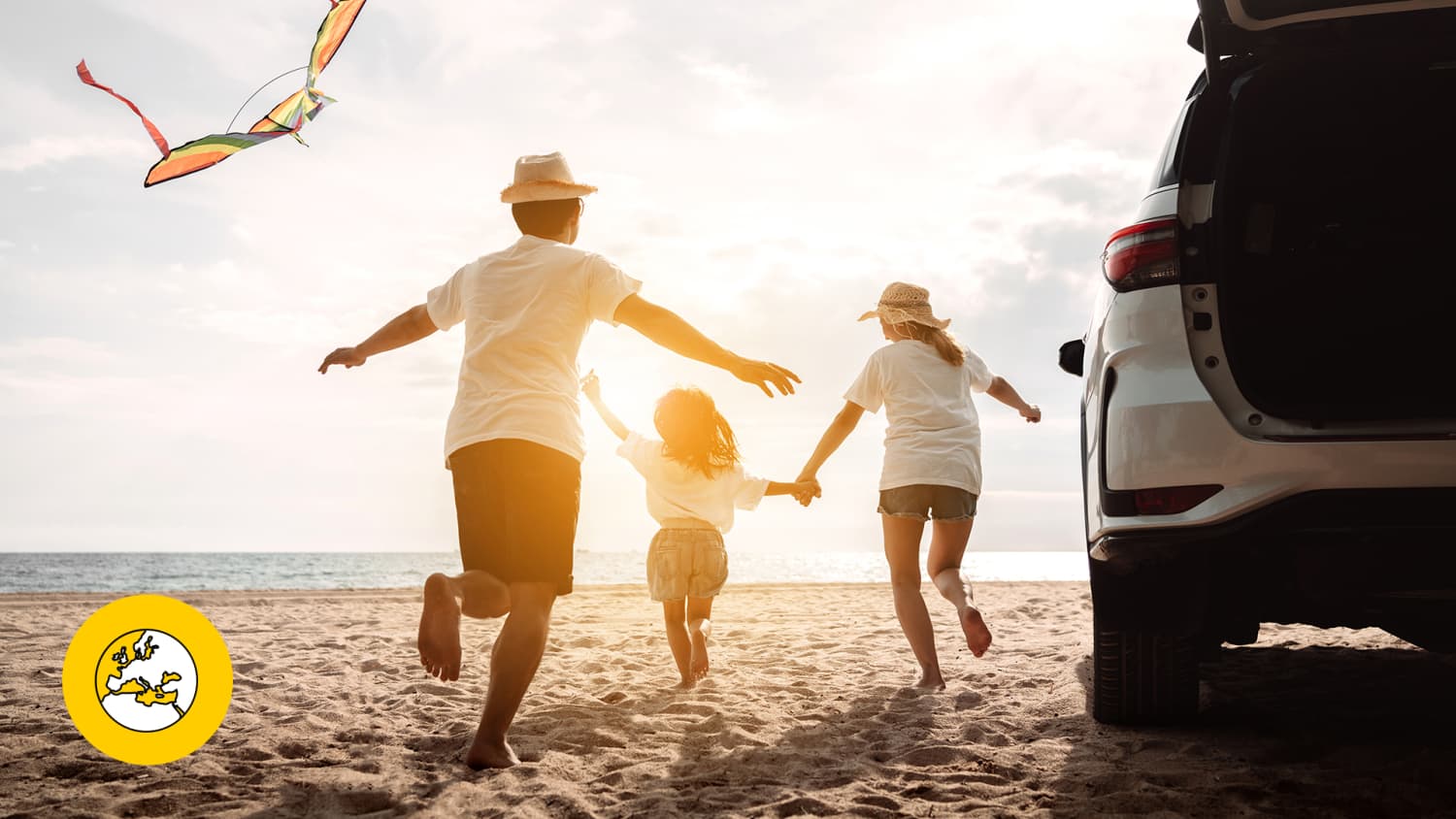 Eine Familie läuft am Strand dem Sonnenuntergang entgegen, nachdem sie mit dem Leasingauto ins Ausland gefahren sind.