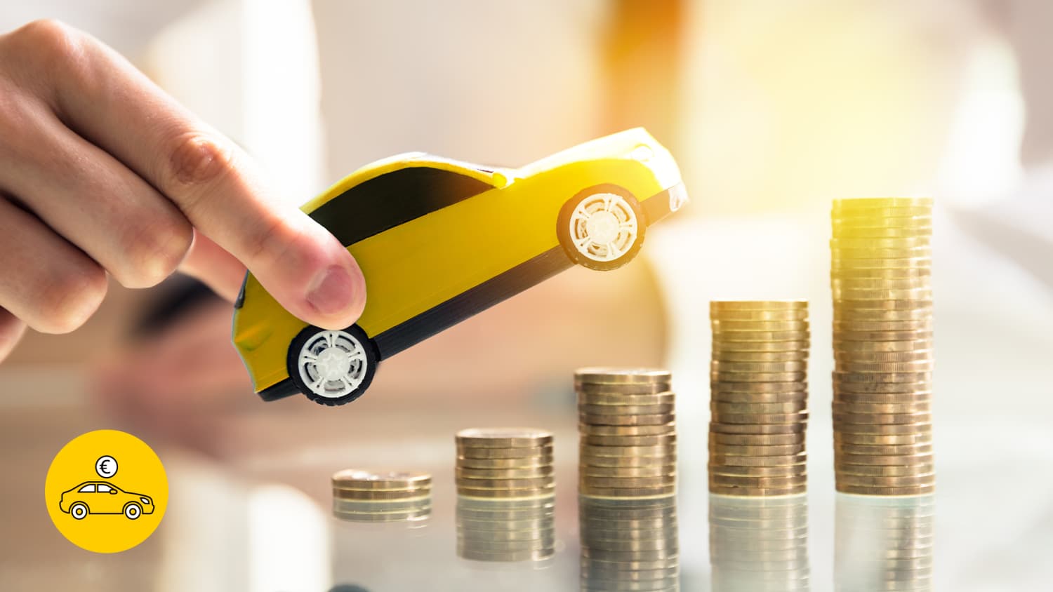 Hand hält ein gelbes Spielzeugauto, das auf gestapelten Münzen fährt, symbolisiert hohe Leasingkosten als einen der häufigsten Irrtümer beim Auto-Leasing..