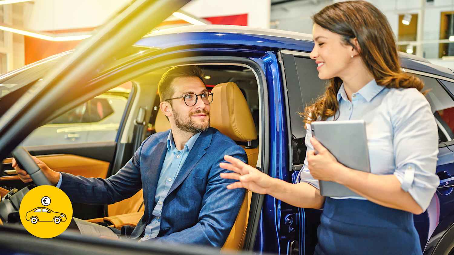 Autokunde in Neuwagen beim Autohändler mit Beraterin zur Neuwagen-Ausstattung.