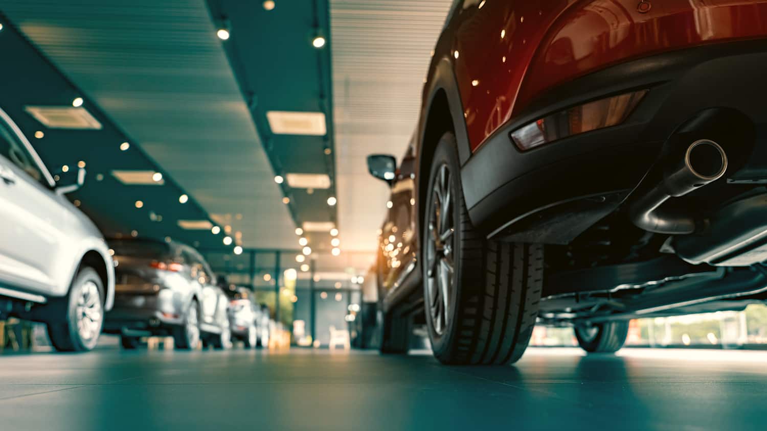 Bodenaufnahme eines Autohauses mit zwei Reihen von Autos, die alle durch Auto-abo oder Leasing verfügbar sind