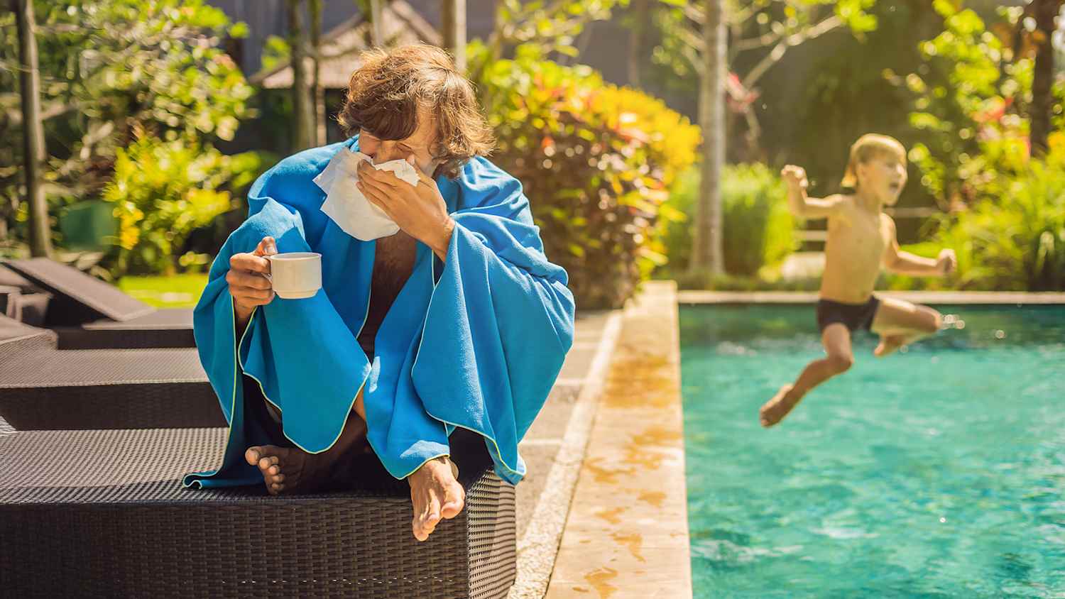 Krank am Pool im Urlaub. Das kann teuer werden. Dagegen hilft nur ein Auslandskrankenschutz.