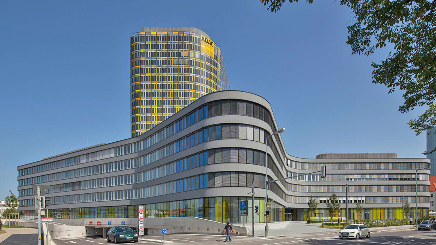 ADAC Zentrale Sockelbau von links vorne mit Tiefgarageneinfahrt und Turm im Hintergrund