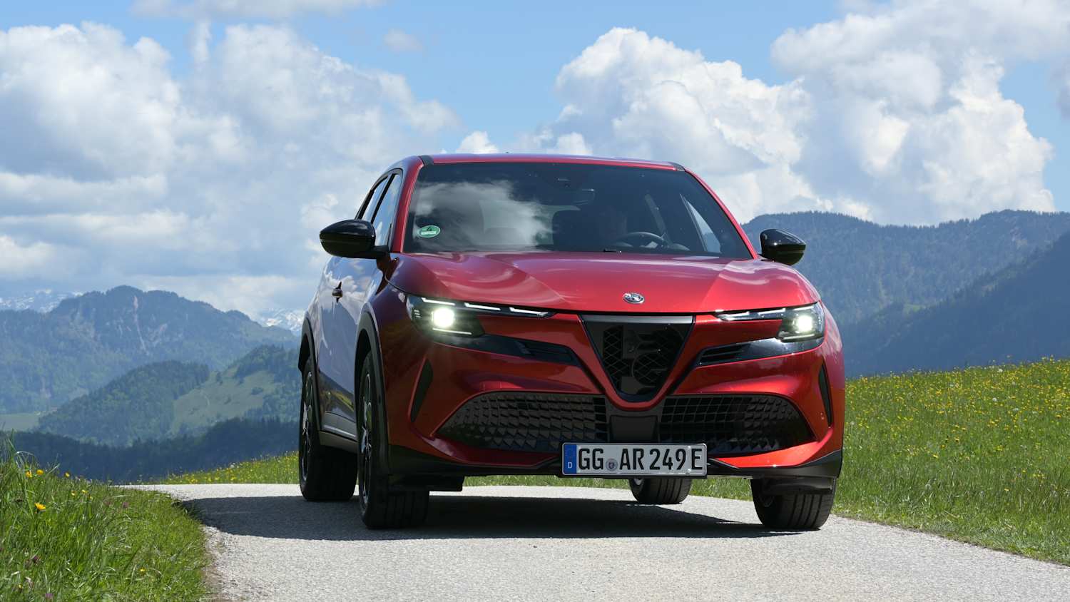 Frontansicht eines fahrenden Alfa Romeo Junior