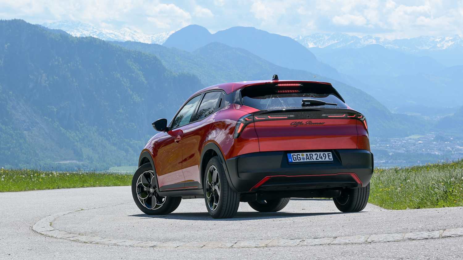 Heckansicht eines fahrenden Alfa Romeo Junior
