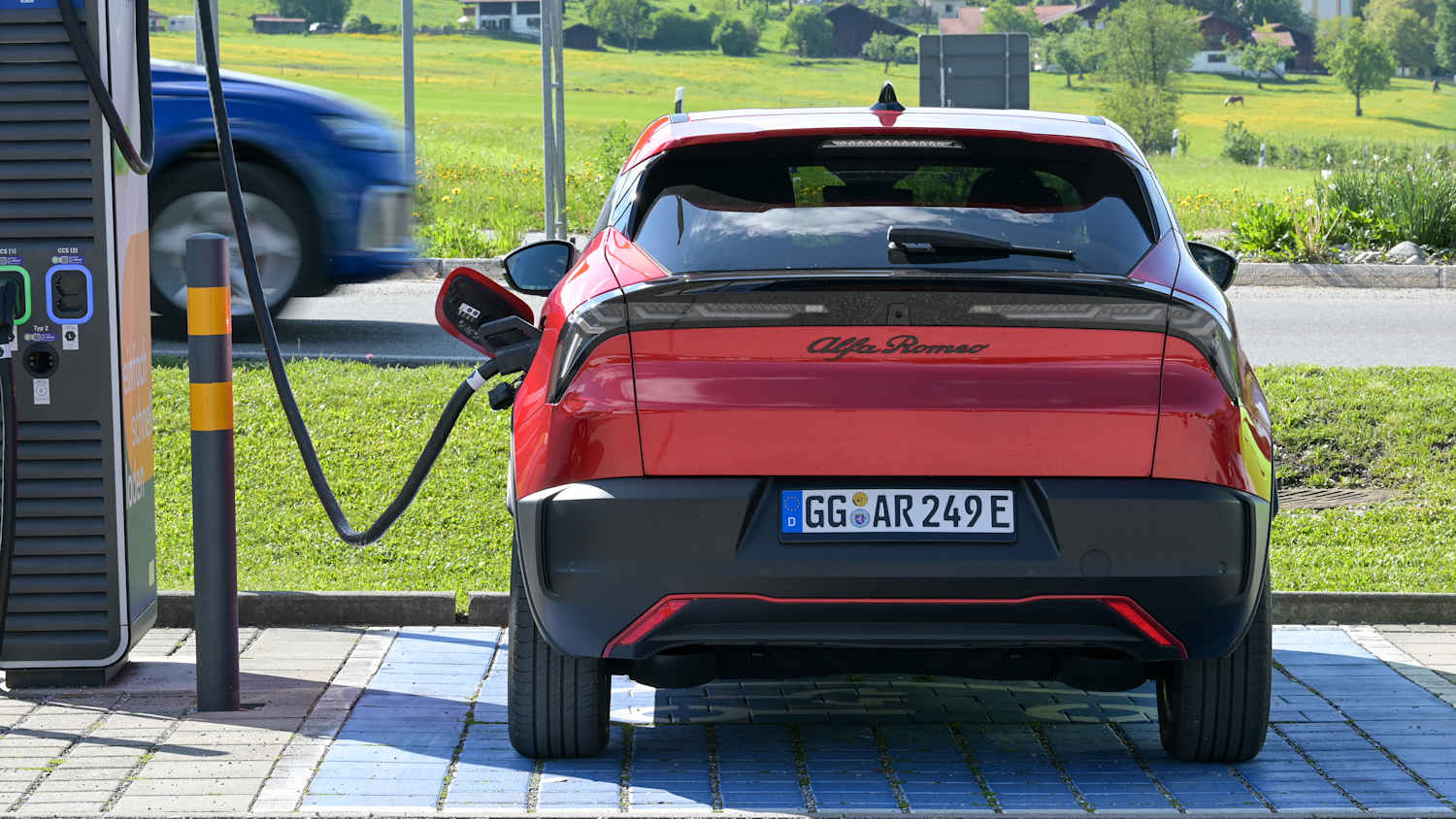 Heckansicht eines Alfa Romeo Junior der an einer Ladesäule lädt