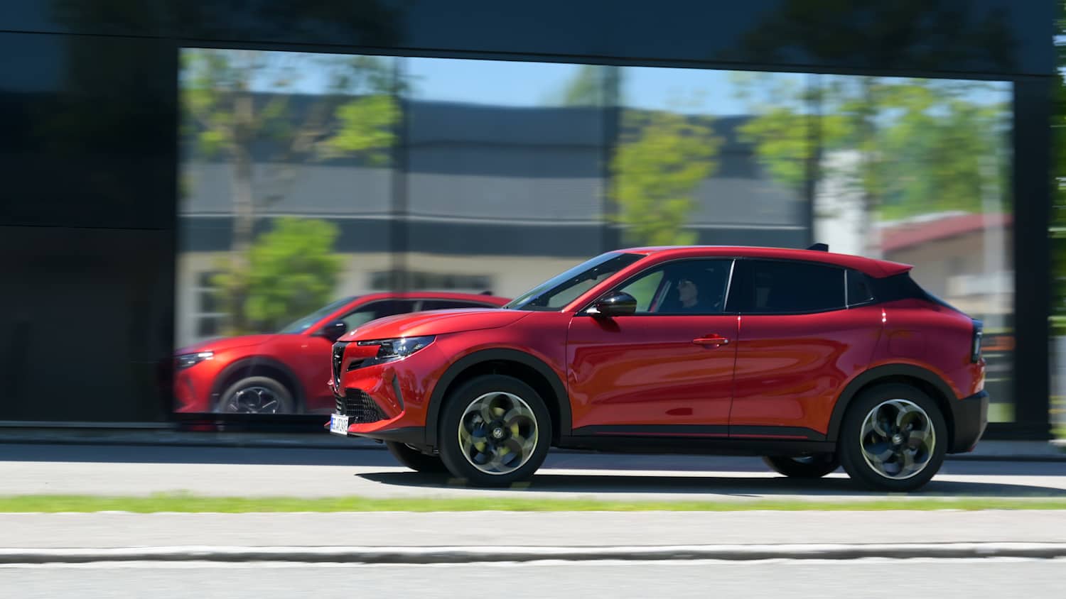 Seitenansicht eines fahrenden Alfa Romeo Junior