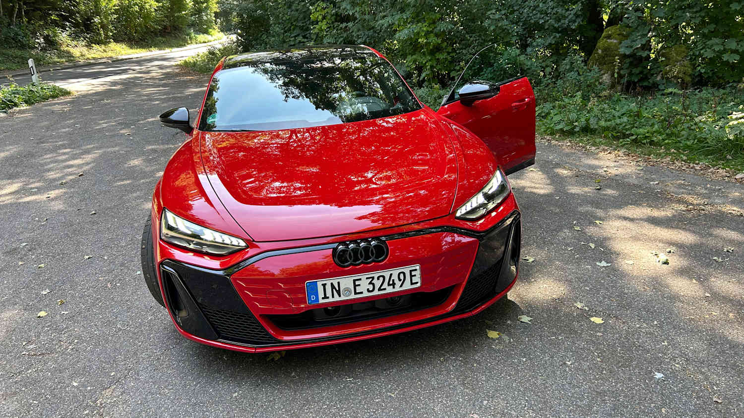 Frontansicht eines stehenden Audi e-tron GT nach Facelift