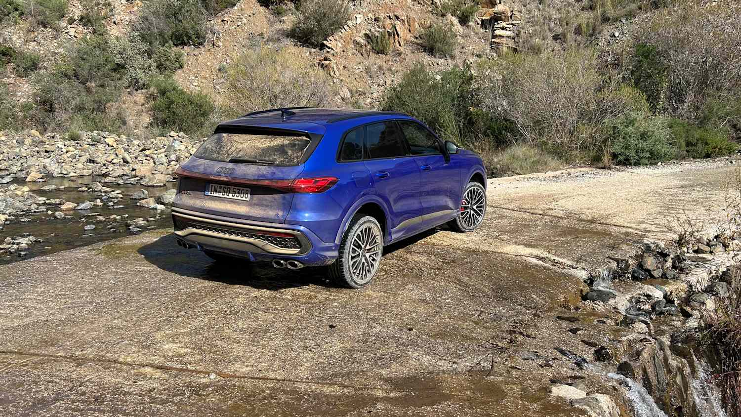Heckansicht eines stehenden Audi Q5 mit verdrecktem Heck