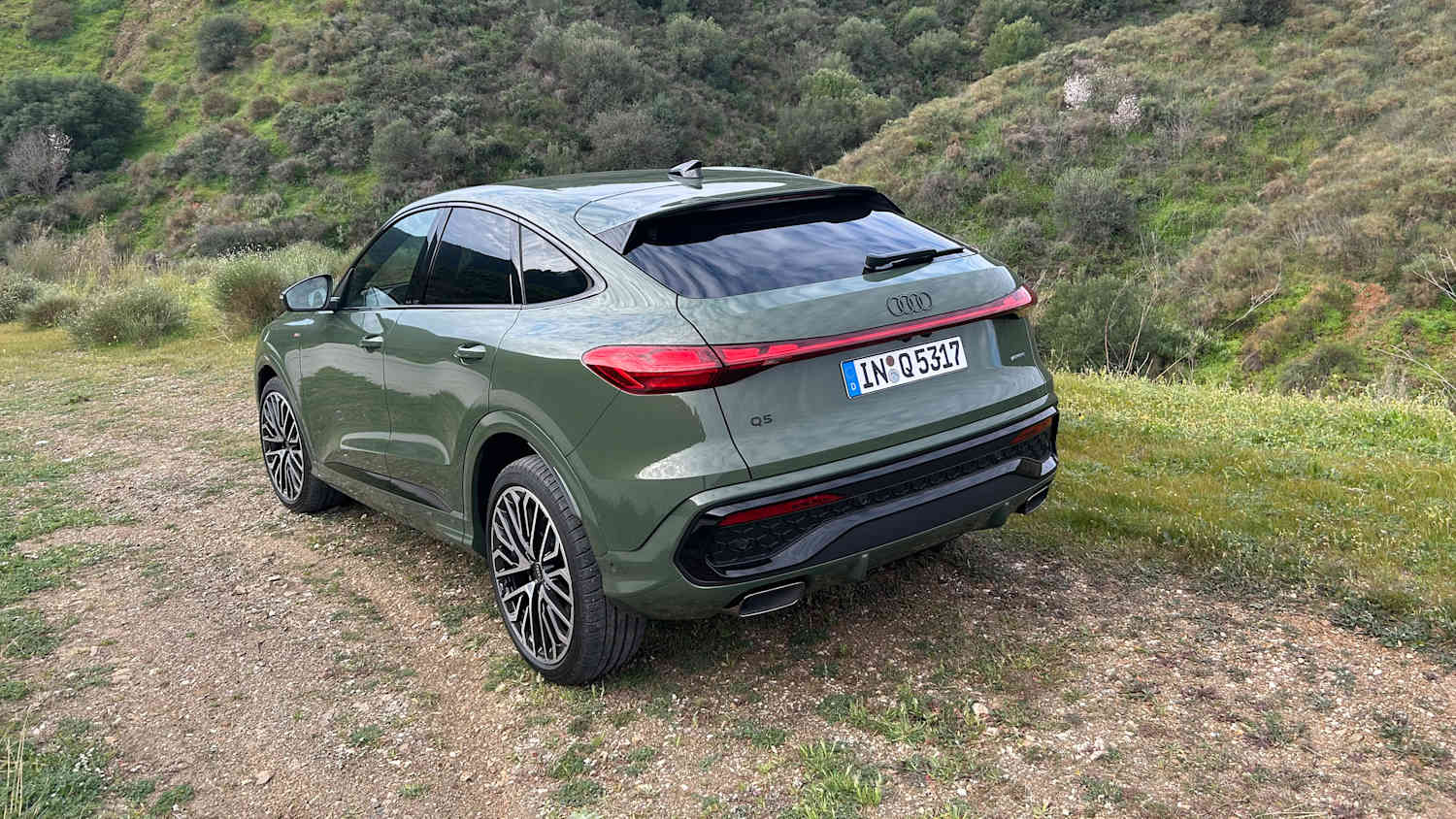 Heckansicht eines stehenden Audi Q5