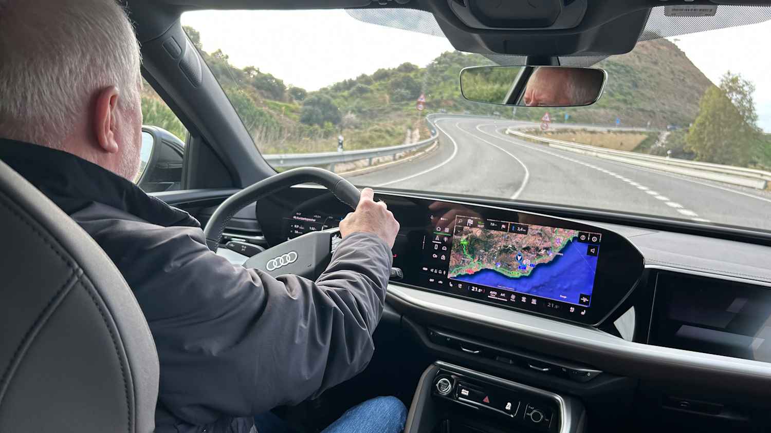ADAC Redakteur Wolfgang Rudschies am Steuer eines Audi Q5