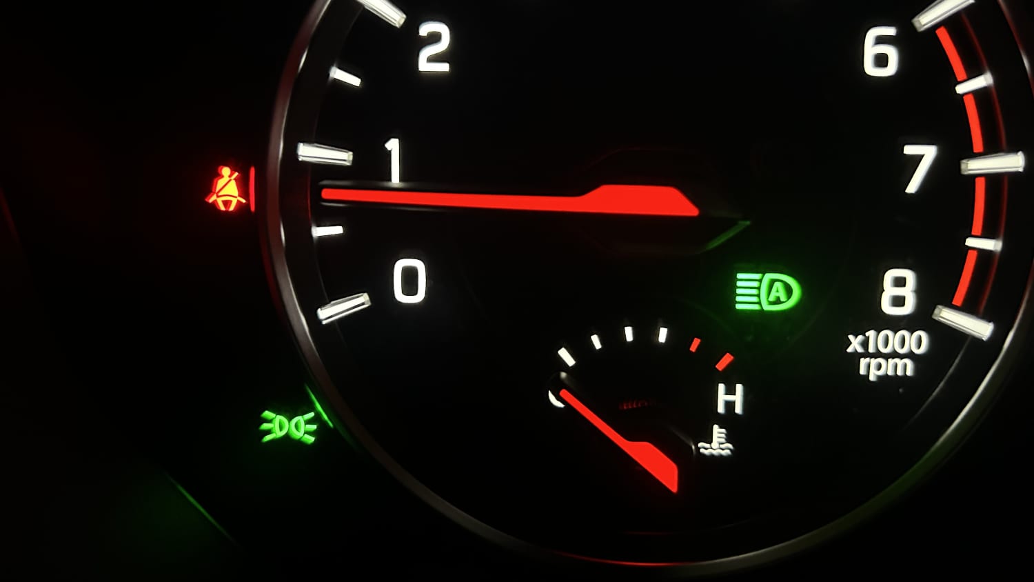 Automatisches Fernlicht in der Tachoanzeige eines Autos