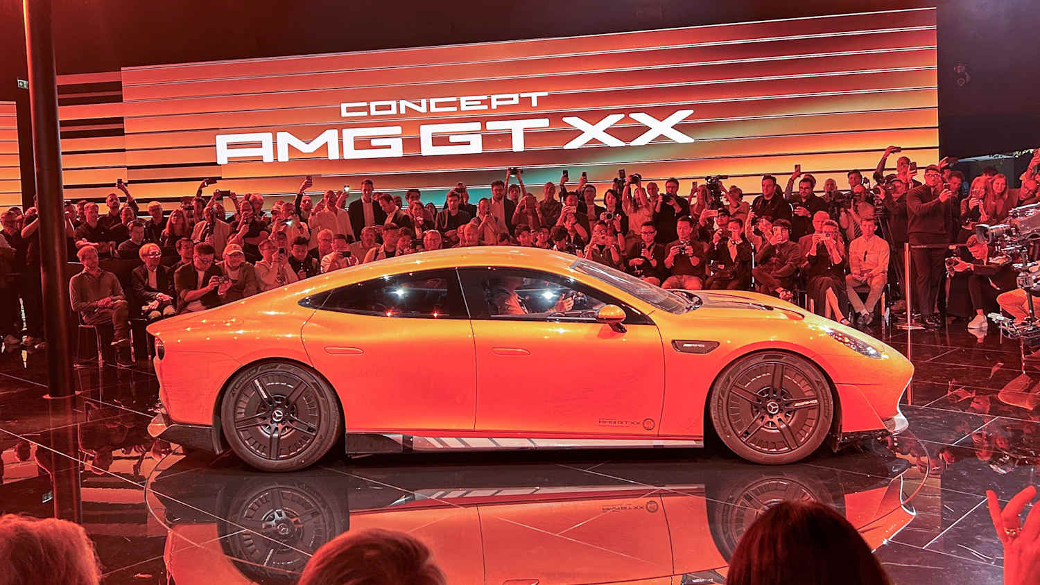 Seitenansicht eines stehenden Mercedes AMG auf der IAA 2025