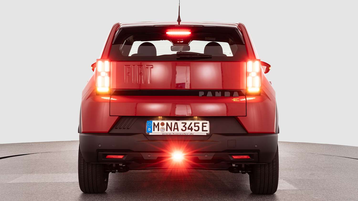 Heckansicht eines Fiat Grande Pandas mit eingeschalteten Rück- und Nebelschlussleuchten