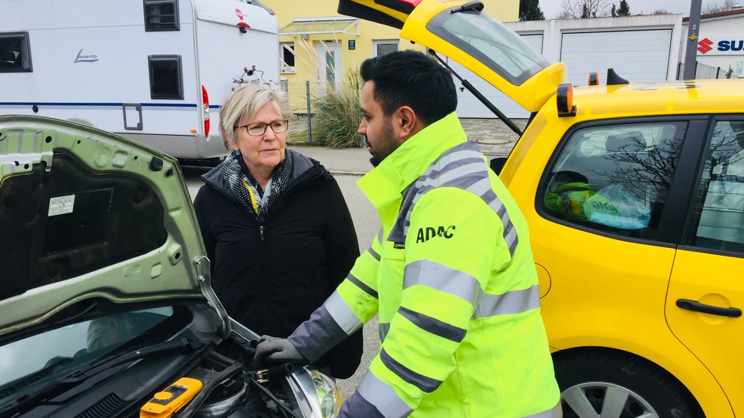 Ein ADAC Strassenwachtfahrer im Einsatz