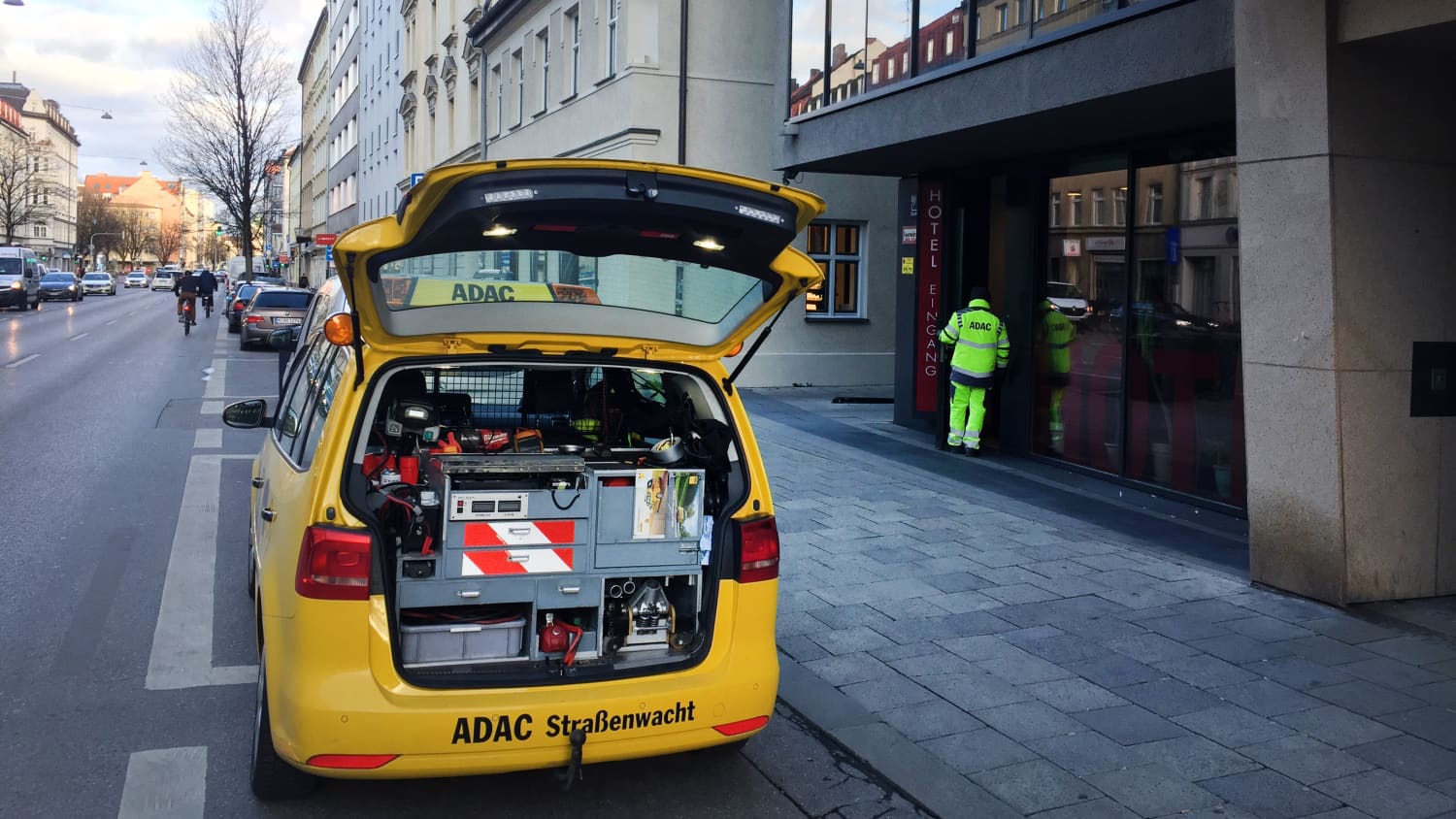 Ein ADAC Strassenwachtfahrer im Einsatz