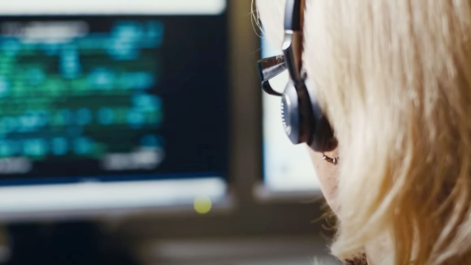 Eine Frau telefoniert mit Headset