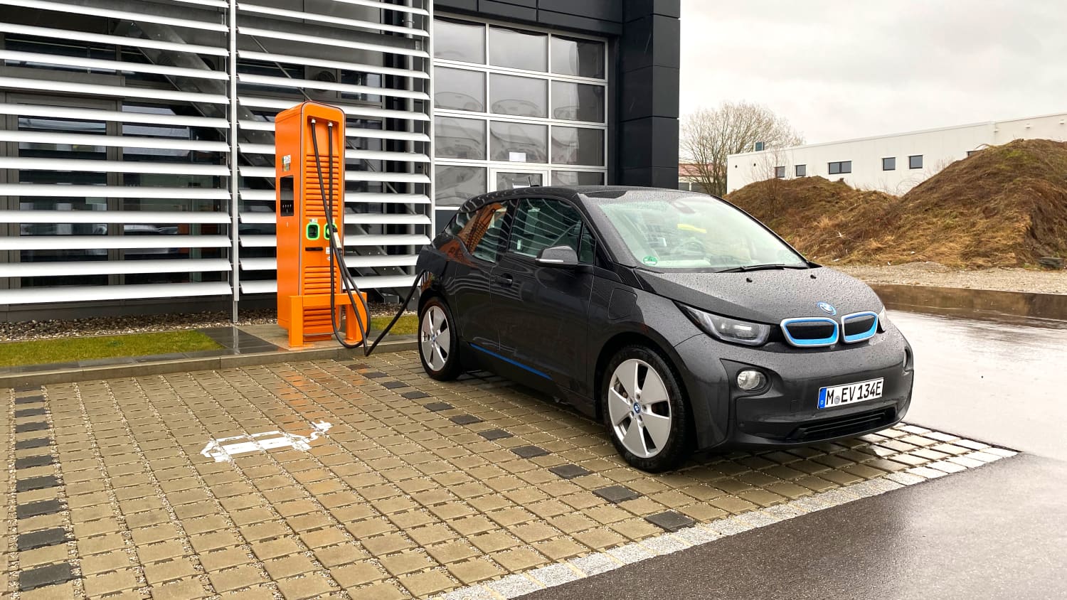 BMW i3 parkt an Ladesäule