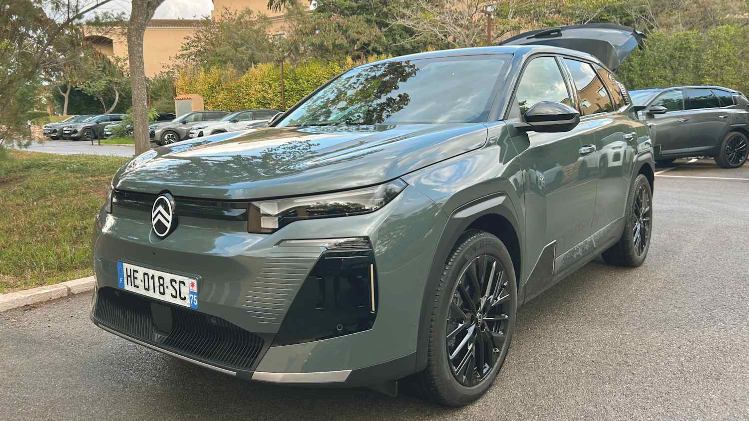 Der Citroen C5 Aircross von vorne mit geöffnetem Kofferraum