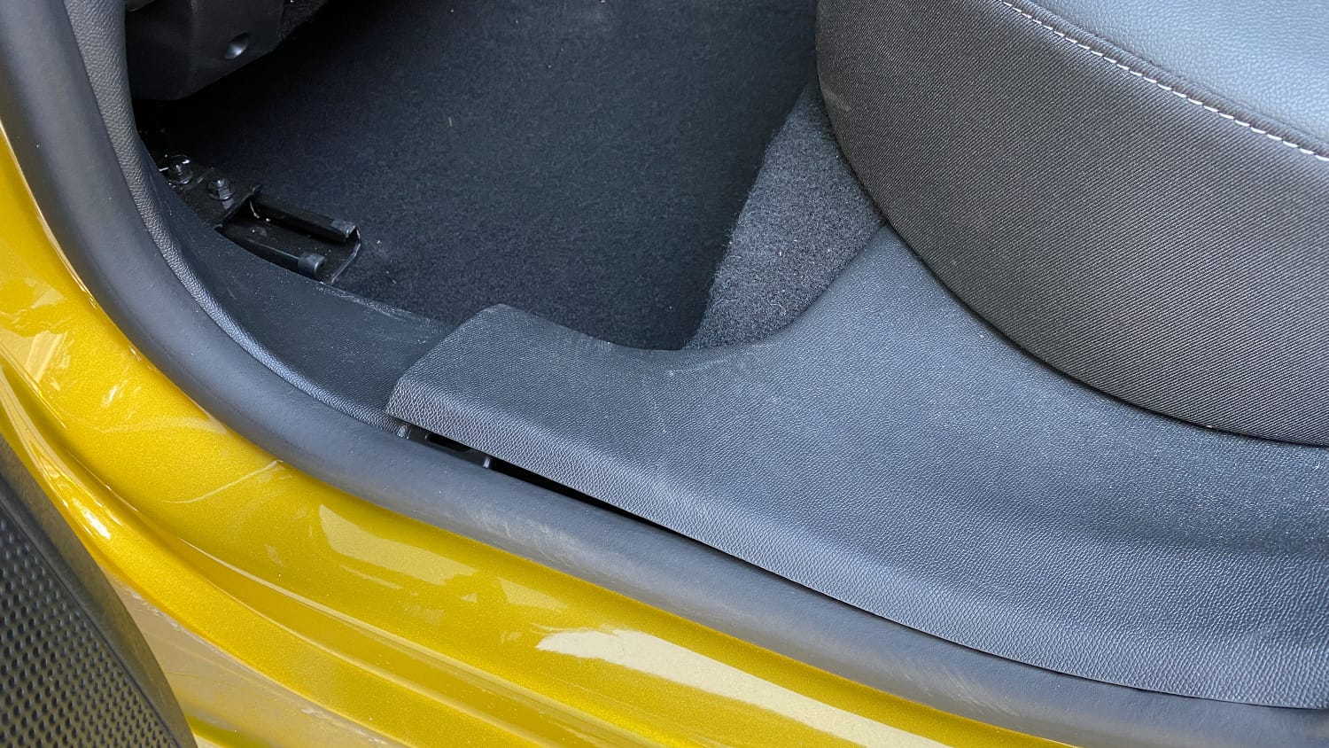 Eine Leiste löst sich am Opel Astra