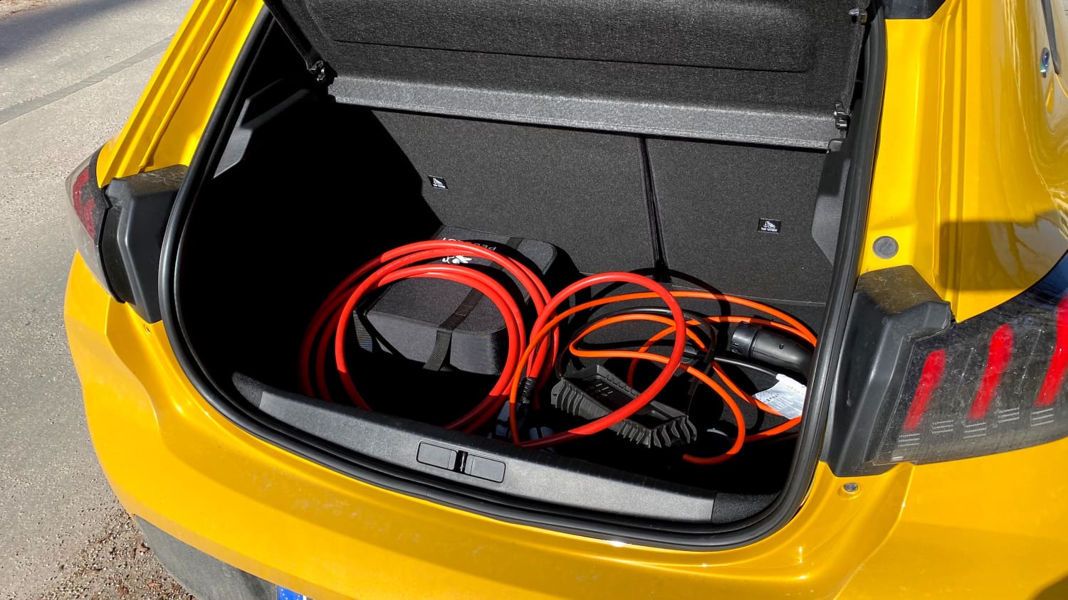 Kabelaufbewahrung im Peugeot e-208