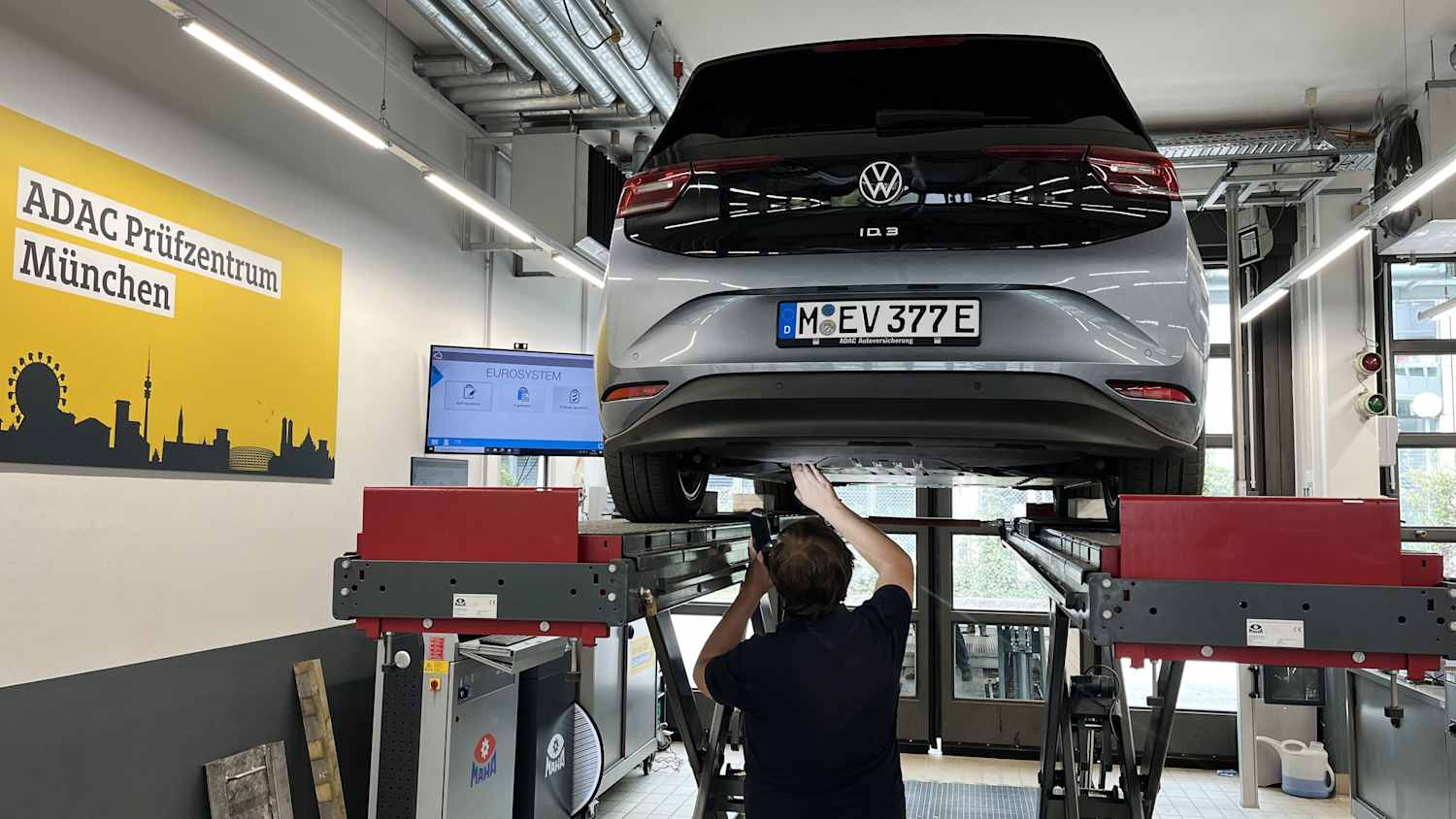 Der VW ID3 im ADAC Dauertest wird im ADAC Prüfzentrum aufgebockt und gecheckt