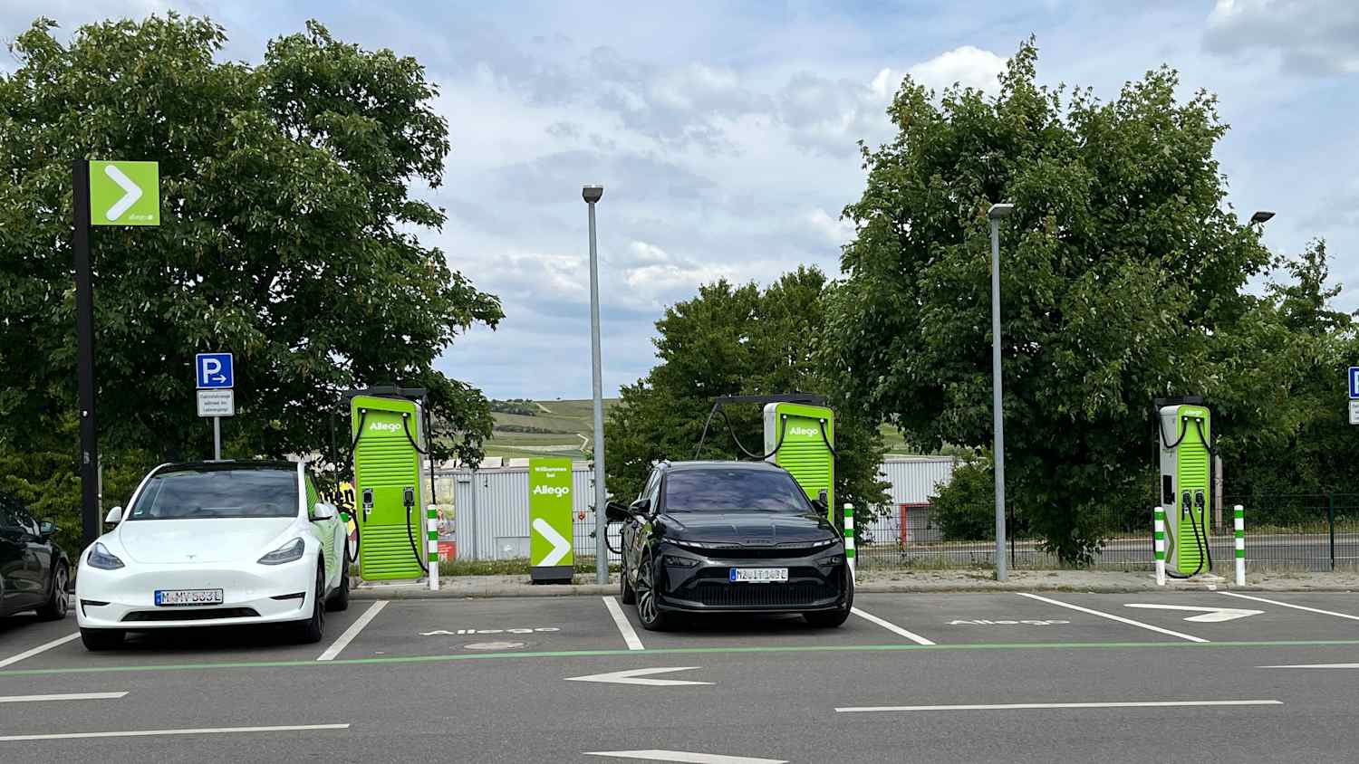 E-Auto am Parkplatz beim Schnellladen
