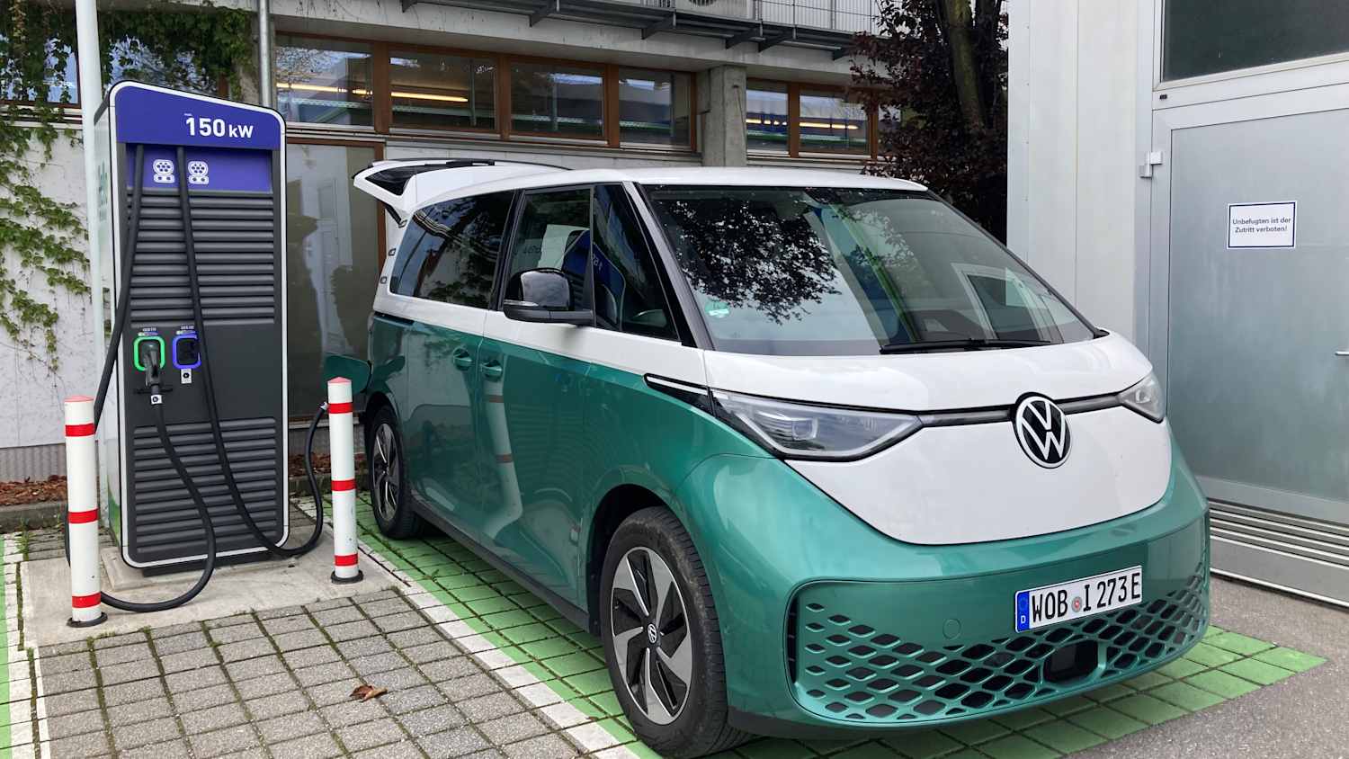 Ein VW Buzz an einer Ladesäule