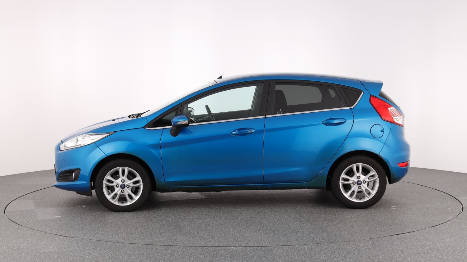 Seitenansicht eines stehenden Ford Fiesta