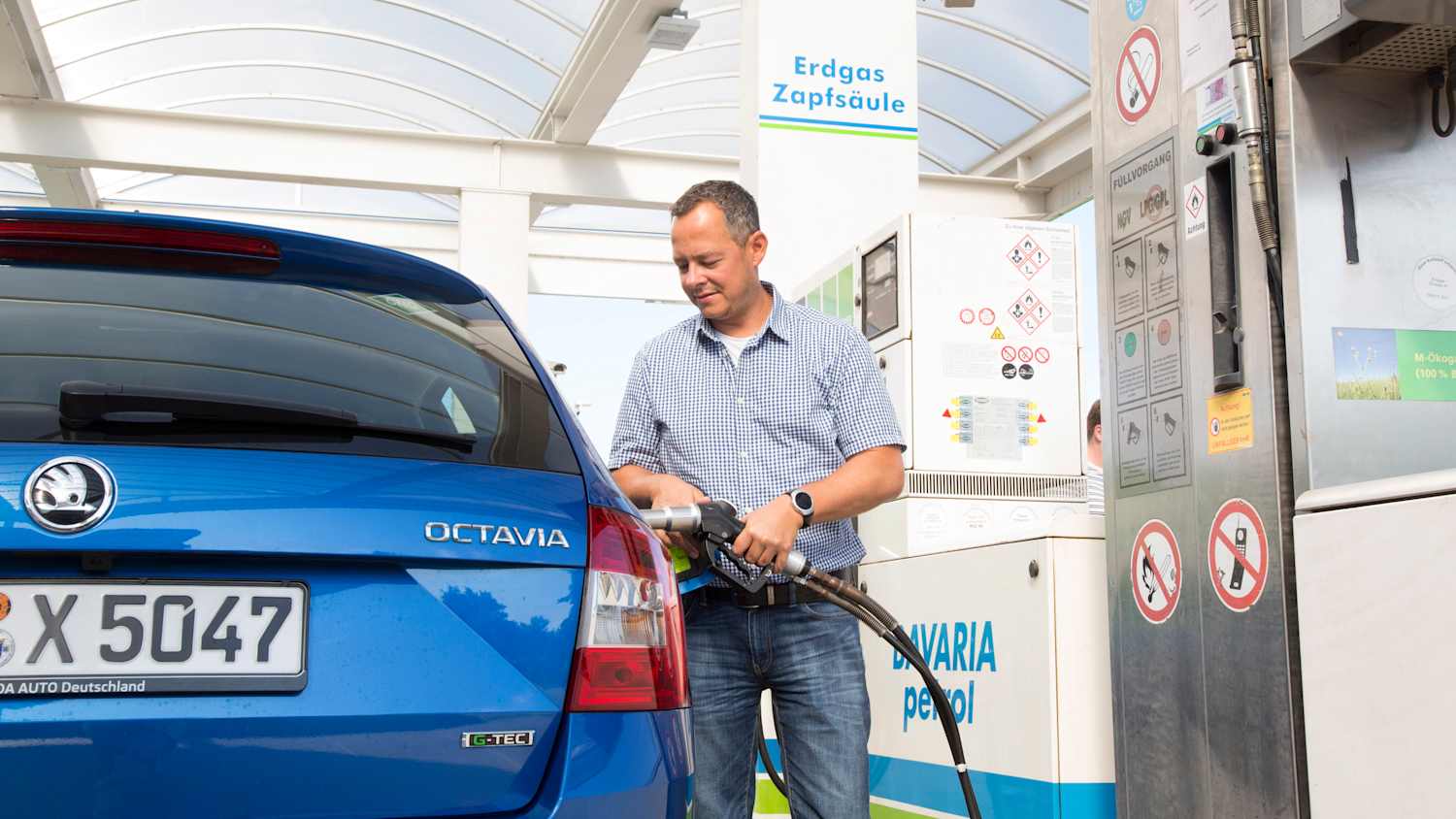 Ein auto wird mit Erdgas betankt