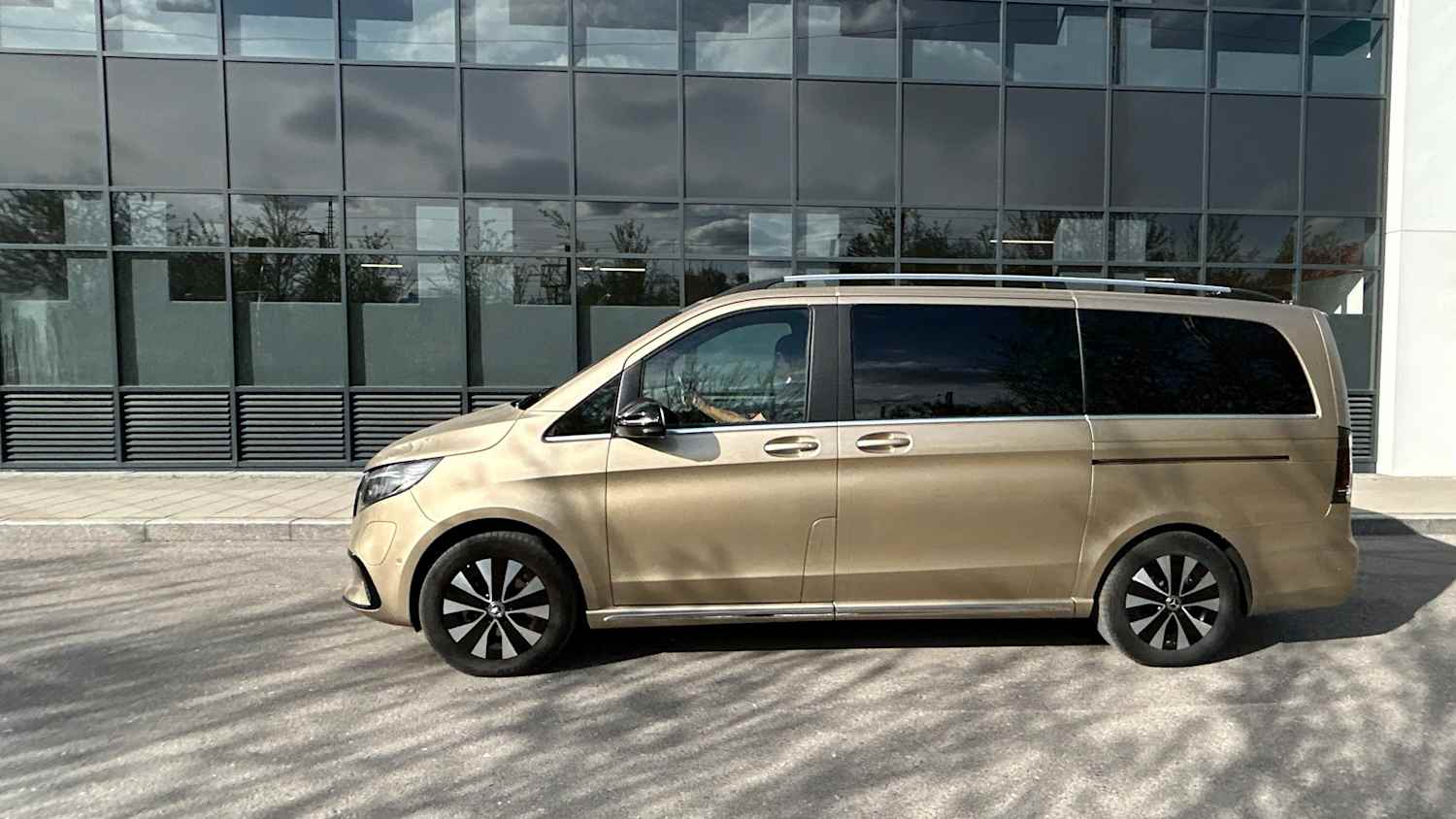 Der Mercedes EQV steht an der Strasse