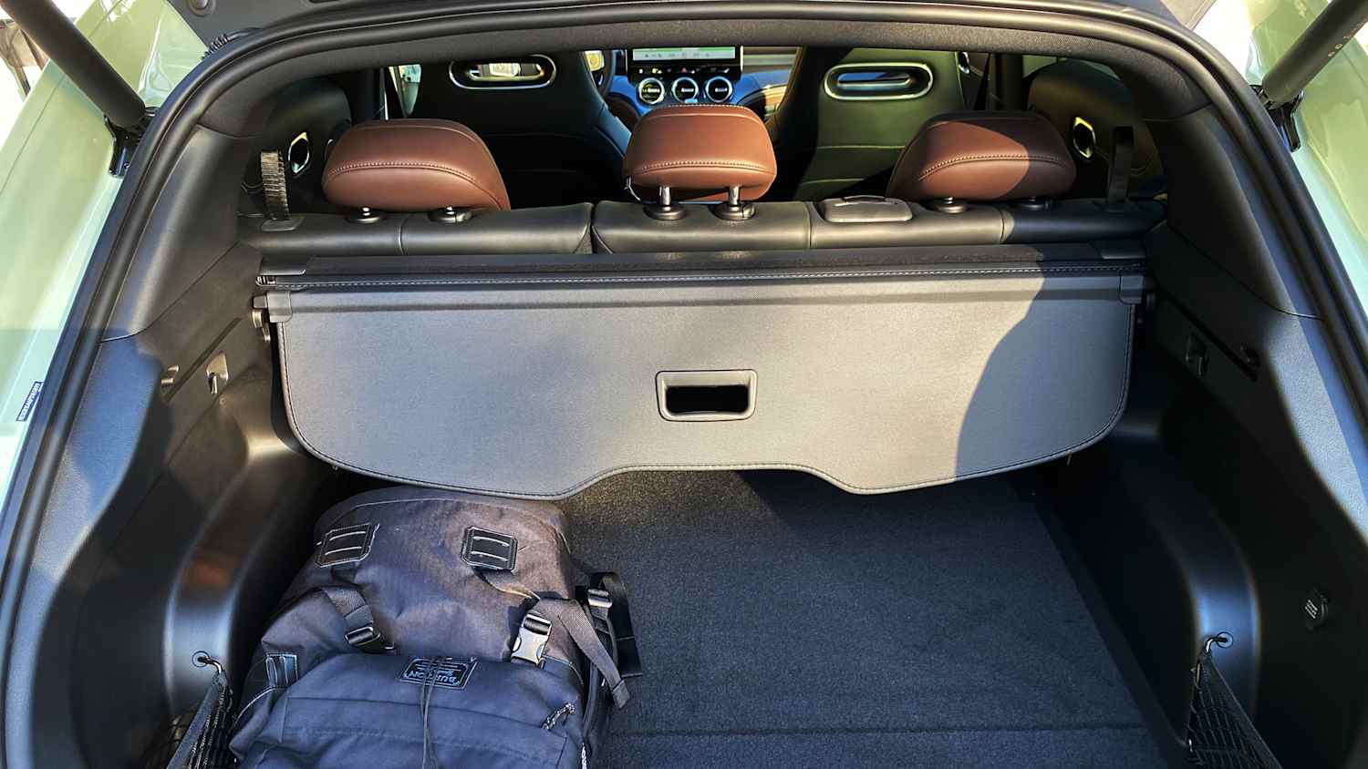 Aufnahme des geöffneten Kofferraums des grünen Smart #3 auf Mallorca