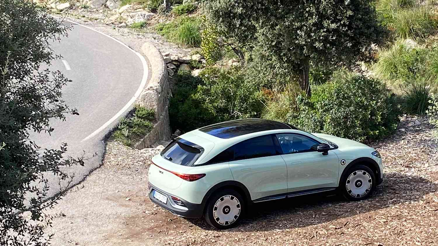 Aufnahme des stehenden grünen Smart #3 an einer Landstraße auf Mallorca