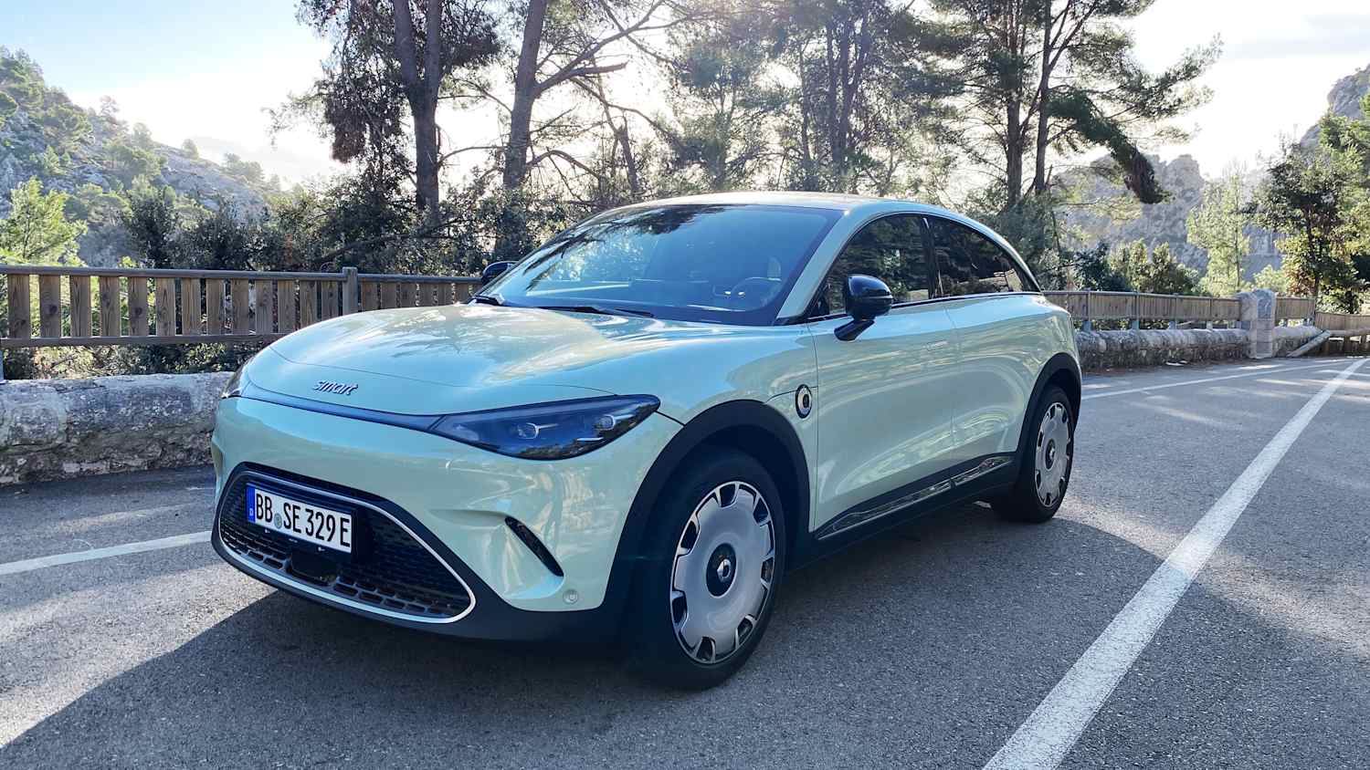 Aufnahme des stehenden grünen Smart #3 an einer Landstraße auf Mallorca