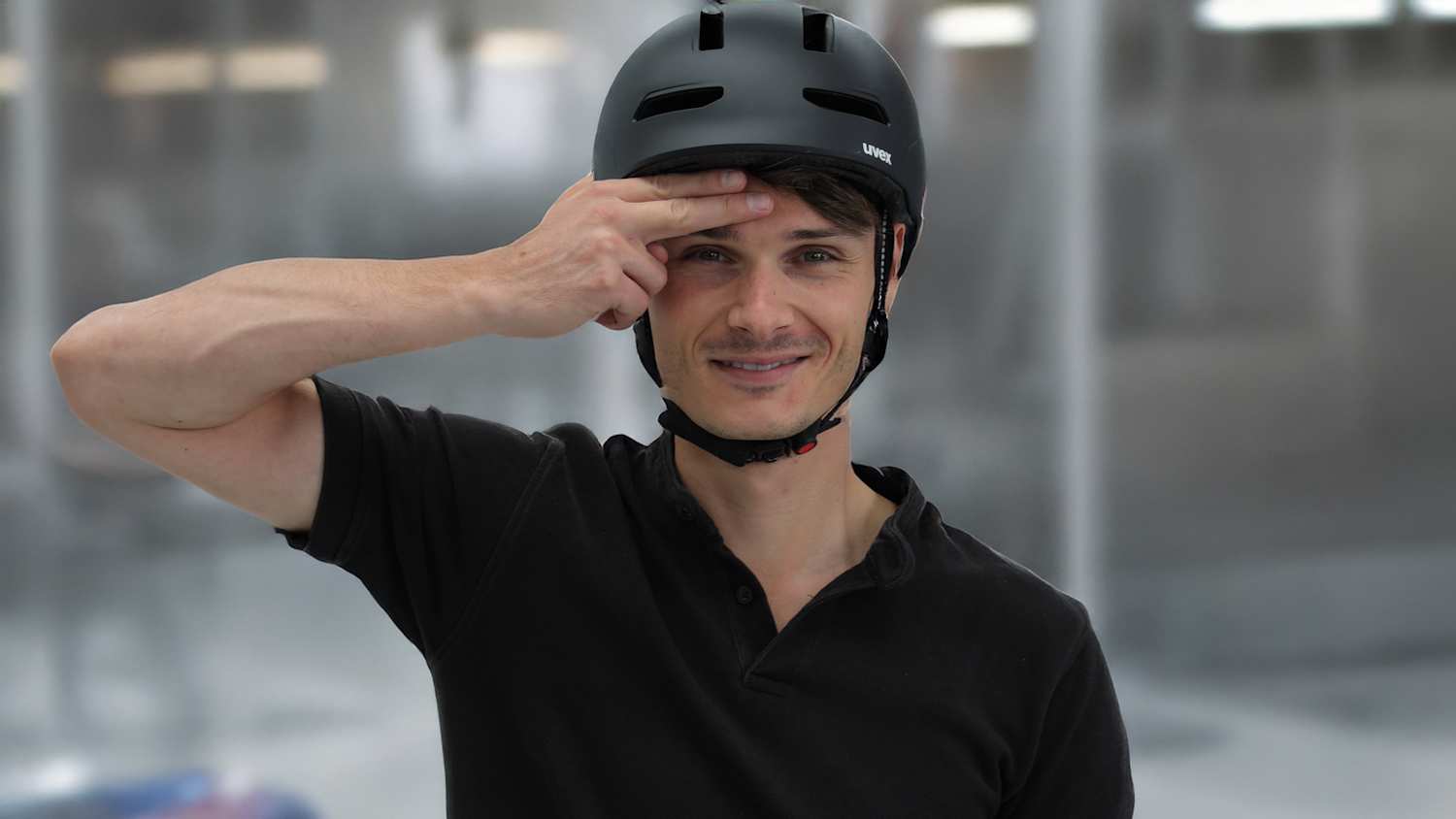 Ein ADAC Mitarbeiter zeigt den richtigen sitz eines Fahrradhelms