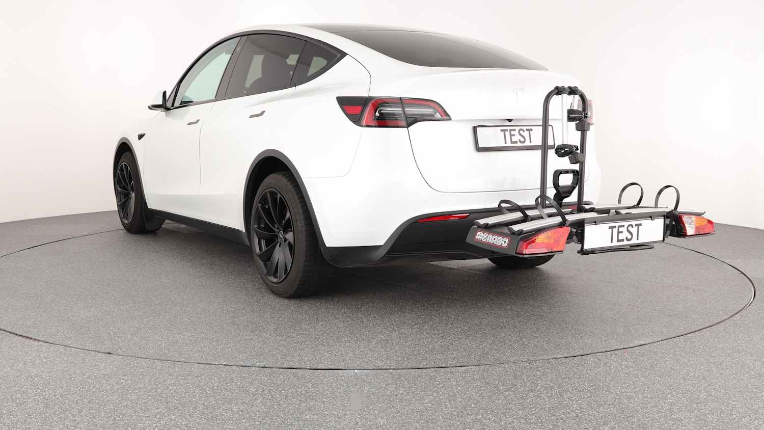 Der Fahrradheckträger von Menabo ist auf einem Tesla installiert
