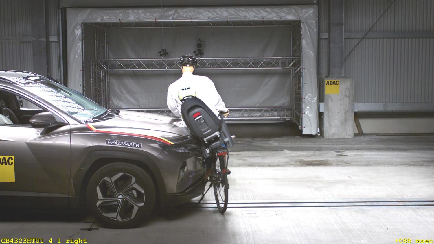 Beim Crashtest des ADAC Kindersitztest im ADAC Testzentrum in Landsberg