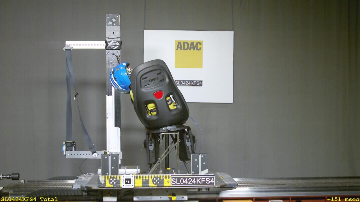 Beim Crashtest des ADAC Kindersitztest im ADAC Testzentrum in Landsberg
