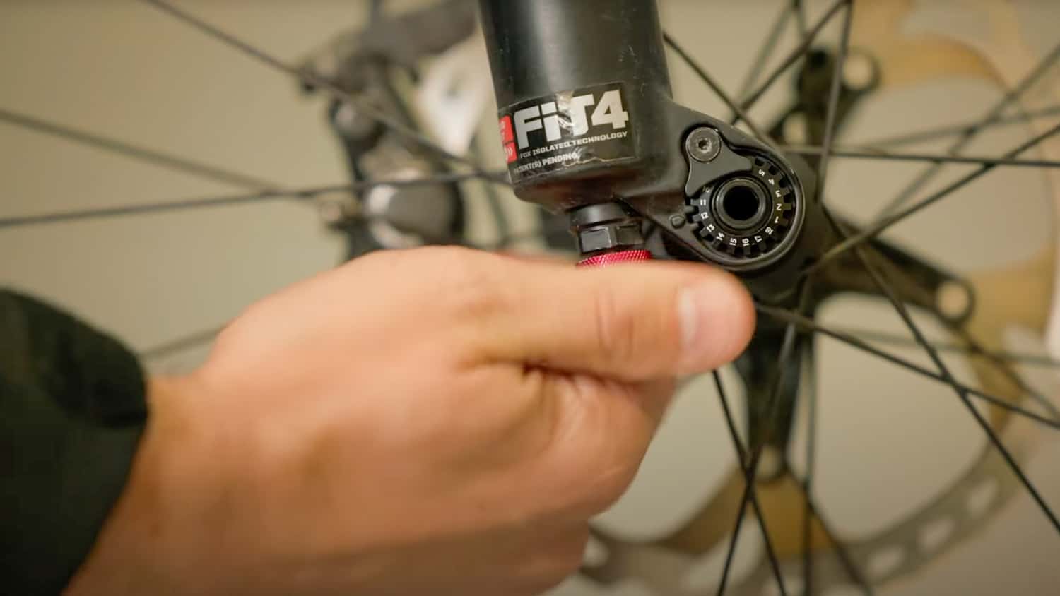 Schritt für Schritt Federgabel einstellen: Zugstufe aufschrauben