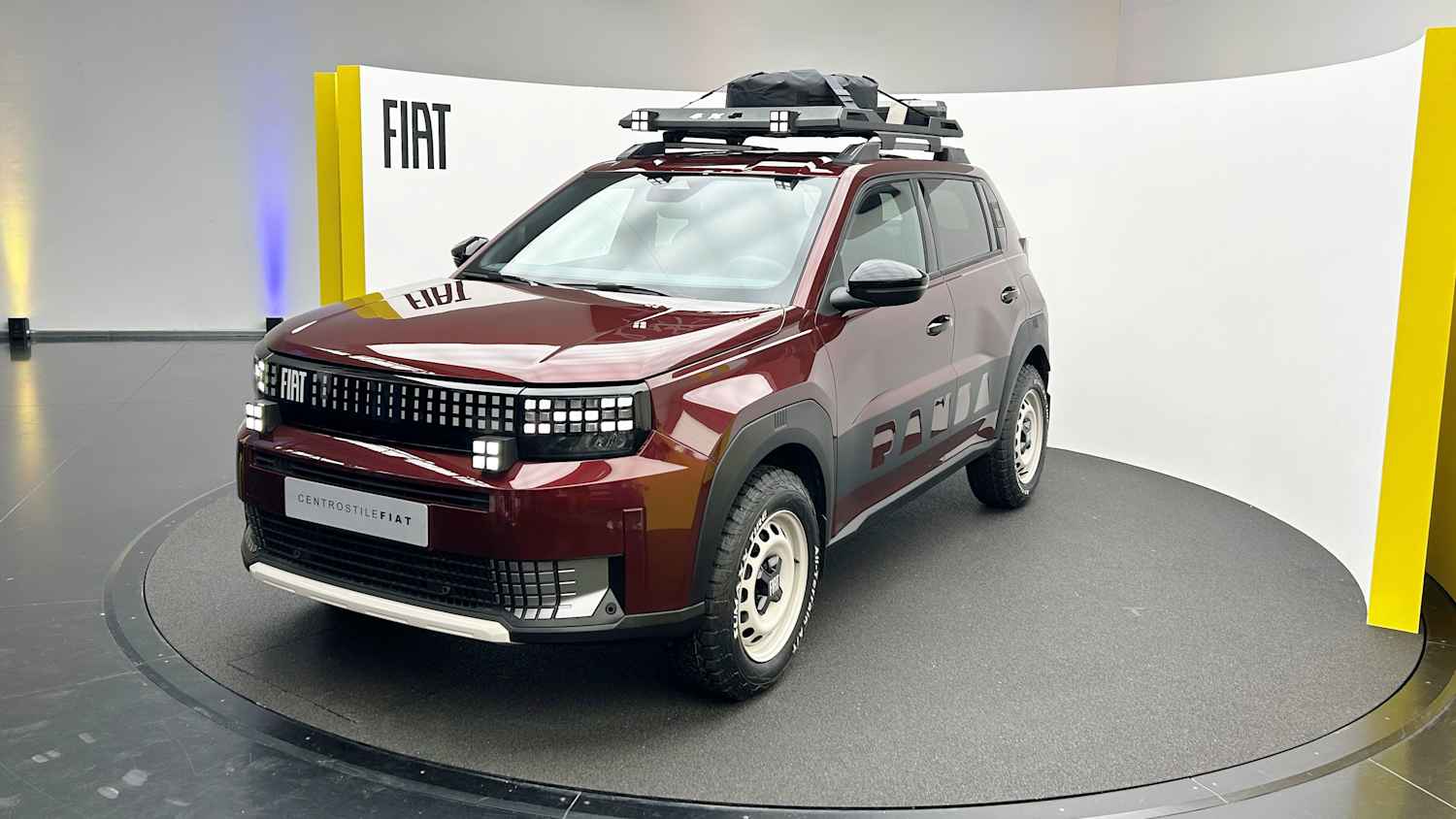 Der neue Fiat Panda Grande 4x4 Allrad steht auf einem grauen Podest