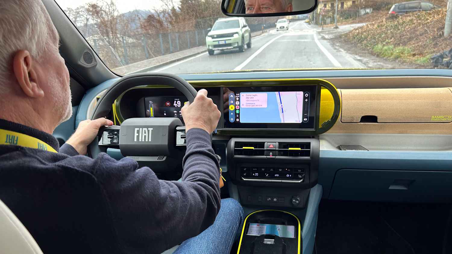 ADAC Redakteuer Wolfgang Rudschies am Steuer des Fiat Grande Panda